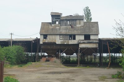 4. На выезде из Гребцово - заброшенное хозяйство.JPG