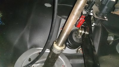 красная штуковина держит тросик за шток на автоматной педали тормоза
