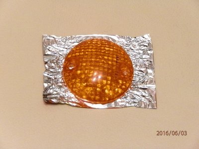 накладываем стекляшку на фантик и обрезаем канцелярским ножом и отв. для лампочки.