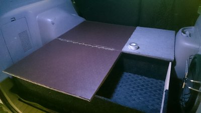 подпорка нижняя выдвижная ничем не крепится, просто выдвигается...
