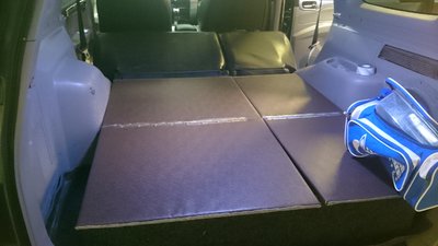 Казалась бы хлипкая конструкция, но при брошенных сверху матрасах выдерживает распределенную нагрузку двух тел не только в статике )