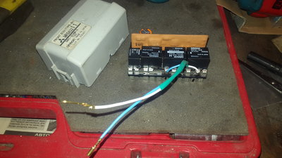 Front ECU - места подпайки: 2 и 6 контакты (справа налево)
