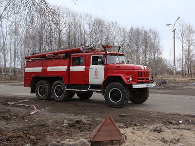 800px-Автомобильная_цистерна_(ЗИЛ-131)_ПЧ-13_г.Котлас.JPG