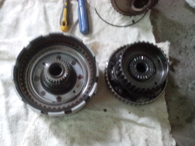 IMG_20160627_130727.jpg (535.37 КБ) 2962 просмотра суппорт с фрикционами с лева, планетарный механизм с права