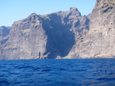 DSC02757.JPG (387.01 КБ) 2196 просмотров Лос Гигантес. Скалы высотой 600-800 метров, обрывающиеся отвесно в фиолетовый океан. Глубины сразу по изобатам за сотню метров и очень быстро к километру.