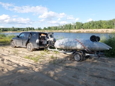 Приехали. Маленькая половина сзади сложена, ибо положен мотор, и на него остальное. На оставшейся бОльшей половине 2 человека. Чтобы &quot;пирамида&quot; не заваливалась на сидящих, она была привязана за ручку на стойке двери.