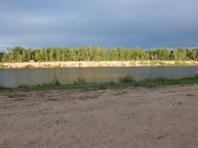 Домики на другом берегу. Немного вверх по реке(влево) целые города по берегу...