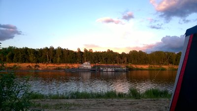 Домик плавучий себе кто-то тащит? Али пристань?