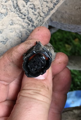 8.JPG (531.84 КБ) 2041 просмотр Центральная крышка разъема с тремя дырками для контактов.<br />Защелки на верхнем лепестке и на нижнем.<br />Снимается легко.