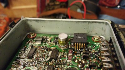 Плата вблизи. Хорошо виден конденсатор на 50V 33 uF, у кого вздутый необходимо заменить.