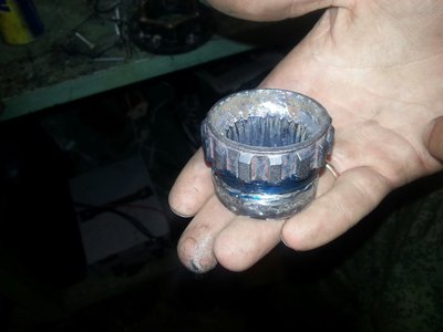 В итоге получаеться вот такая штука из двух разных шлицивых.Сварку обтачиваем на токарном и дорезаем пазик под стопорное,туда по любому сварка попадёт