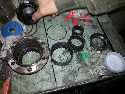 После разборки берём ВОТ ЭТУ шестерню которая на шрус одеваеться и ложим в сторону,остальные запчасти на запчасти в дальний угол