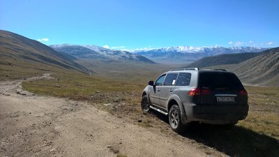 Теплый ключ сзади, впереди дорога к плато Укок