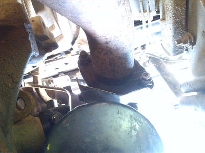 Гайки приемной трубы. Вид снизу
