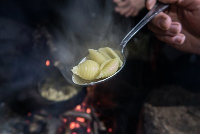 Кому макарошек с тушенкой ? )))
