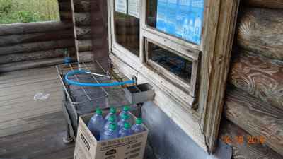 DSC03765.JPG (858.04 КБ) 2337 просмотров Все три недели в санатории, пил только эту воду, игнорируя местную бесплатную Шмаковку. Шмаковку, в заводской упаковке, ту что давали в санатории, привёз домой, и пока стоит, потому как, на обратном пути, опять втарился ЛАСТОЧКОЙ. Ещё недели на две, пожалуй запасов хватит.