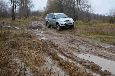 та же дорога, трудно показать ямы и колеи -они разбросаны по пути
