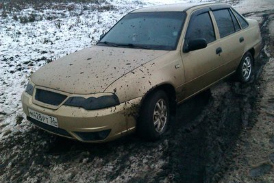 нексия в грязи.jpg