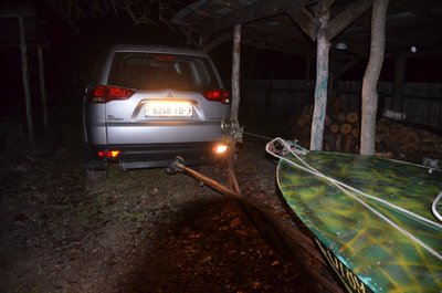 зад авто подсвечен вспышкой