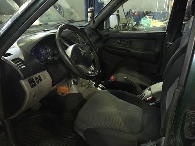 Установлены сиденья, рычаги КПП и РКПП, ручник от новой L200