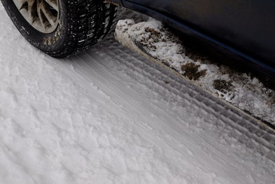 DSCF1793.JPG (177.75 КБ) 1603 просмотра След торможения "в пол" переднего колеса. БЗД включен