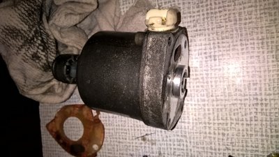 потом Снял моторчик. Он довольно плотно сидел на своём месте. пришлось немного поднажать на него. Держится на двух болтах (шестигранниках)