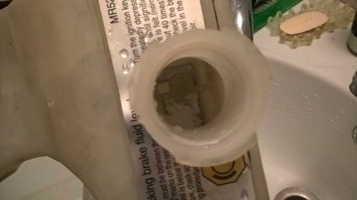 На дне бочка была какая то грязь(осадок) которую никак не получилось отмыть.
