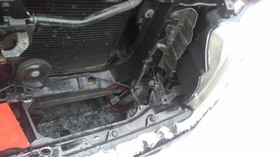 Не подключена фишка в районе радиатора левой фары (со стороны водителя)