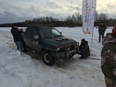 Ощущения от нового старого танка неоднозначные! Честно скажу! Первое время машина вела себя хорошо, пугала дерзким характером, еще более напористым и шустрым, но… после моозов -32 завелась только отогретая на мойке(спасибо Rad Hanter), дело было в Нижнем. До москвы доехал, не охотно… После пробега 2500км с новым мотором, АКПП стала сваливаться в ошибку и результат - пробуксовка 2й передачи- ремонт коробки. По многим соображениям и переговорам с мастерами сошлись на замене мостов с 4.63 на 4.2, с блокировкой и дисковыми тормозами. Должна стать шустрее, коробке легче и тогда то понадобятся тормоза)) <br />Сейчас ведет себя хорошо, на Снежном Барсе прошел несколько кругов Спринта, нигде не застрял, вытаскивал товарищей, даже на боевых колесницах))<br />Думаю увидимся на ПТФ с новыми силами, новыми возможностями и новым обликом!!