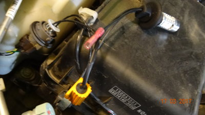 Изображение 2457.jpg (653.53 КБ) 4172 просмотра Вот собственно, как всё выглядит в сборе, перед установкой в фару.<br />Красная мама, как и писал ранее, подключается к плюсу зажигания, для этого в комплекте есть специальный, достаточно длинный провод с встроенной колодкой, с обычным стеклянным предохранителем внутри.