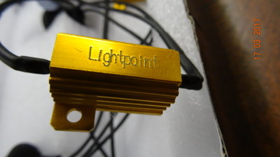 Изображение 2453.jpg (530.59 КБ) 4172 просмотра В схему ДХО, а точнее в его желто поворотную схему, входят вот такие дюраллиевые баластные сопротивления обманки, по 20вт рассеиваемой мощности каждый. Они предназначены, что бы обманывать машину. С этими штуками, глупая машина думает, будто в фарах, как и прежде, стоят обычные лампы накаливания, и потому не конючит, и моргает, с такими же интервалами, как и прежде. Единственное. когда лампы поворотов долго моргают, эти люминевые болванки, жутко нагреваются, как если бы это были сами лампы по 20вт каждая, поэтому, нужно принять меры к тому, что бы они, ни счем не соприкасались, и чего нибудь там не сожгли. Конечно, в идеале, эти резисторы, надо бы вынести куда то подальше и посадить на радиаторы, но я этим никчёмным делом заморачиваться не стал, а повесил их на медных растяжках в некотором свободном пространстве, возле фары.