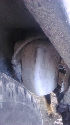 немного гофрированного шланга и заливается со штатного места