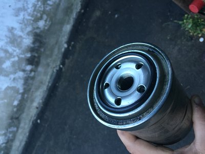 Ну а это вид сверху, обратите внимание на располодение сальника, он вокруг фильтра, а не центрального отверстия, как следствие подача в фильтр герметизируется по резьбе, а вот выход из фильтра гермитизируется сальником!!!