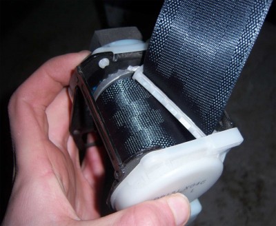 Эта белая хренька оторвалась от своего законного места и заклинила катушку.