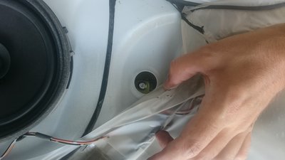 Чтобы добраться к этому болту, нужно стекло приподнять вверх (из полностью открытого ) и ловим болт в круглом отверстии двери.