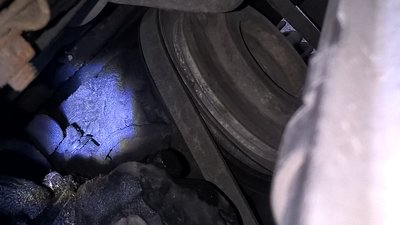 Пока лазил под капотом обнаружил почти полностью выкрученный болт.