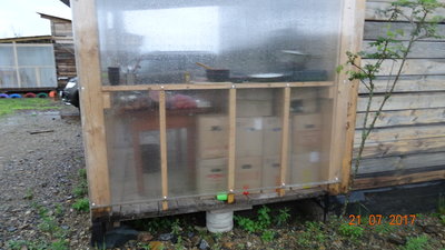 На веранде домика, за непромокаемой стенкой из поликарбоната, удачно разместились, восемь полных и две пустые топливные коробки.