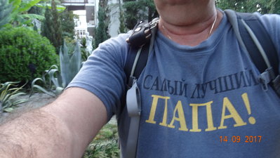 А ещё он себе, гнездо на лямке рюкзака удобное свил. То же вариант, и всегда под рукой. С ним, разве что, в самолёт не пускают - но тут, только в багаж.