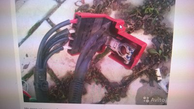 клемма с другой марки машины, показательна тем что толстый провод защелкивается снизу, пробовал у себя так-же, но не влезает.