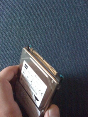 4. Тянем HDD за плёночку и вынимаем его