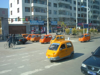 Если конечно же, это не трёхколёсное яйцо, или автобус... у этих номера желтые.