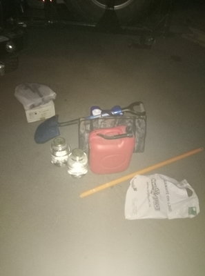 Лопата и 2 трехлитровки
