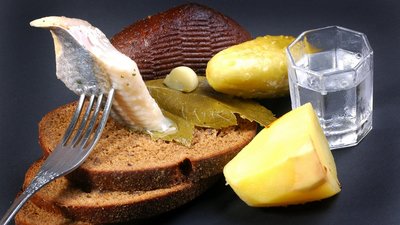 vodka-chernyy-hleb-seledka.jpg
