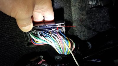 БОЛЬШОЙ РАЗЪЕМ ОТ ЭБУ СО СНЯТЫМ БЕЛЫМ ФИКСАТОРОМ И МЕСТО С УЖЕ УСТАНОВЛЕННЫМ ПРОВОДОМ