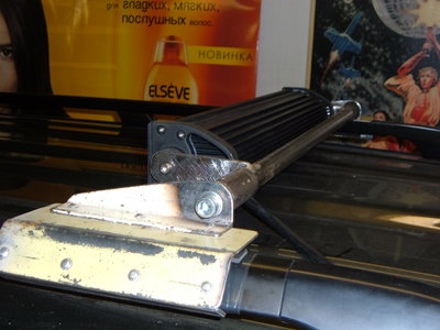 Изображение 881.jpg (679.63 КБ) 1037 просмотров Вон он болт, блестящий, под шестигранник внутренний. Болт сей, входит в резьбовой торец трубы малого диаметра Д=15мм. Когда болт закручиваешь, он затягивает сию трубу, внутрь обрезка трубы, диаметра большего Д=20. Вся конструкция в итоге в размерах сжимается, и лапами своими кривыми, за рельлинги крепко хватается. Хватается крепко - не отодрать. Сам пробовал. А с размерами, тут надобно делать по месту всё, и помнить, что расстояние между рейлингами, тех что на крыше, оно к заду машины - сужается.