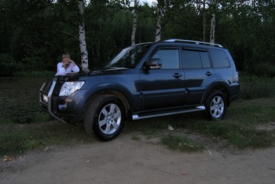 Pajero на переднем плане.