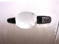 выломанная ручка водительской двери