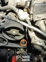 Сейчас потихоньку капает из отверстия
