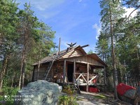 ...До этой чужой избы нужно было плыть км 15, потом залезать на конёк на крыше... Там была связь!