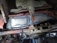 Мое третье фото в первом посте. Это обратная сторона. Левый лонжерон. Ржавчина сквозная на трех сторонах. Мастер убирает нижнюю и внешнюю. Рядом с внутренней проходят тормозные трубки, поэтому, по его словам, он ее вообще не трогает. Закрывает латкой это фото. В результате остаются щели между старой задней стенкой и новой латкой покрытой сварочным грунтом (первое фото). Можно ли было выполнить сварку внутренней стенки без демонтажа трубок? Если с демонтажем трубок, можно ли вырезать три стенки оставляя верхнюю, не нарушит ли это геометрию?